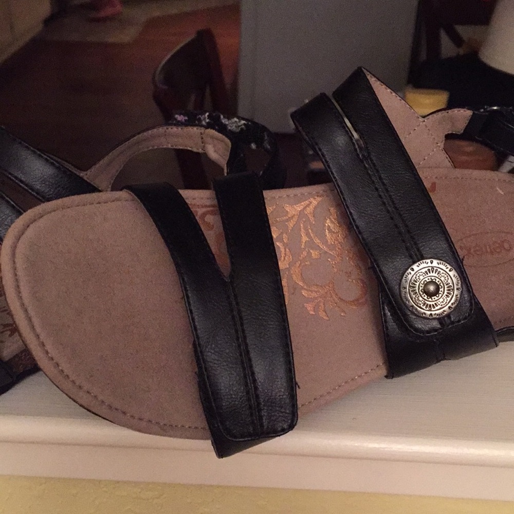 Aetrex black sandals never worn